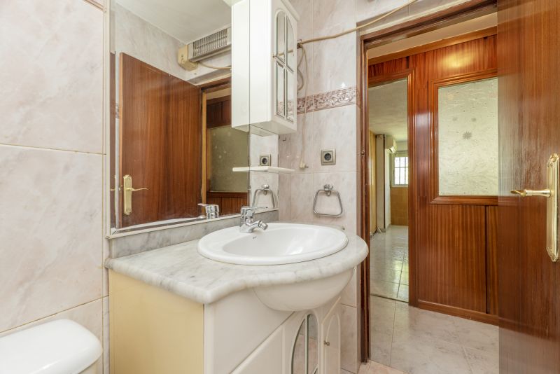 Natural Material Accents in Bathroom Design